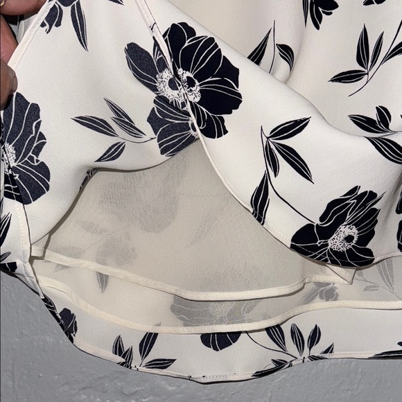 Floral Sleeveless Top - Black and White 8 - Picture 5 of 8